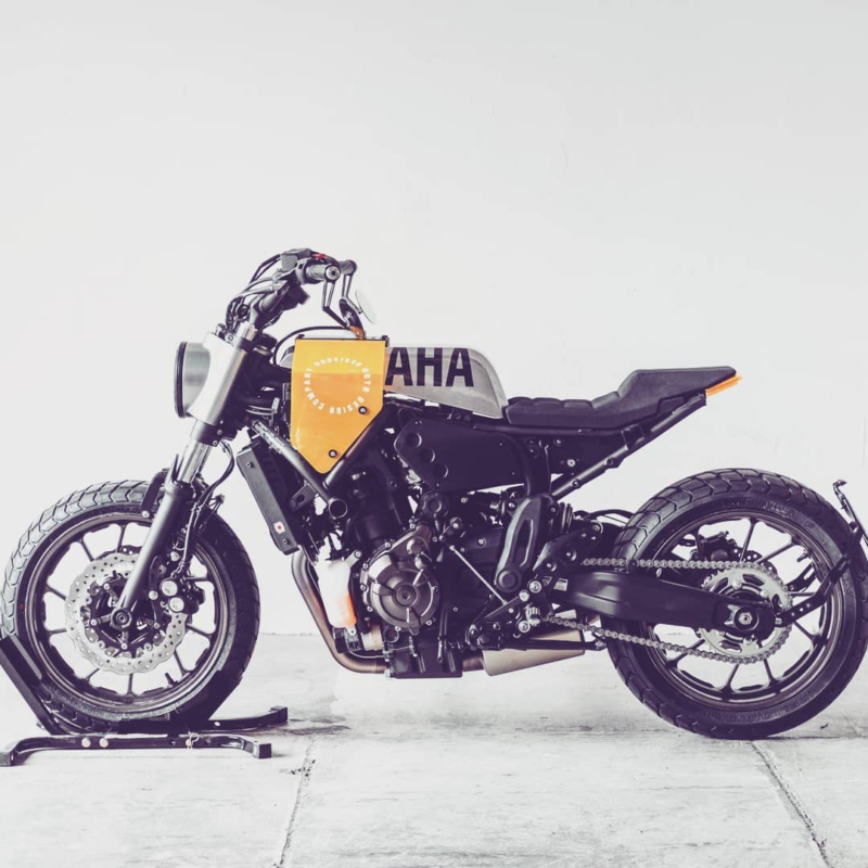 Sabes de qué moto se trata verdad? Tenemos novedades fuertes en nuestra tienda online! #tracker #scrambler #customkit #hookieco #xsr700 #yamaha #fastersons #grasshopper